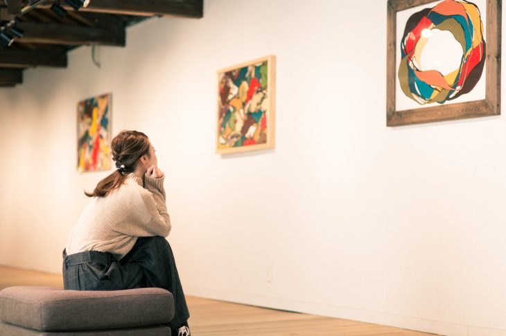 美術館のギャラリーで絵画を鑑賞する人