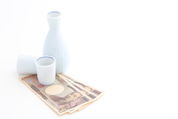 お酒が入った徳利と現金