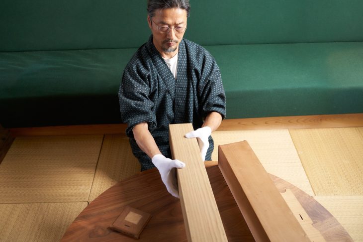 木製の箱を持っている人