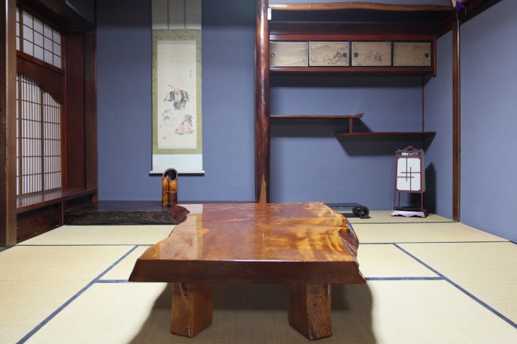 掛け軸が掛けられた部屋