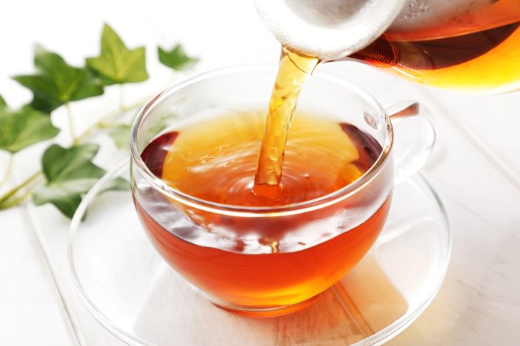 カップに紅茶を注いでいる