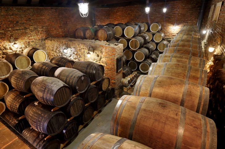 蒸留所に並んだ熟成樽