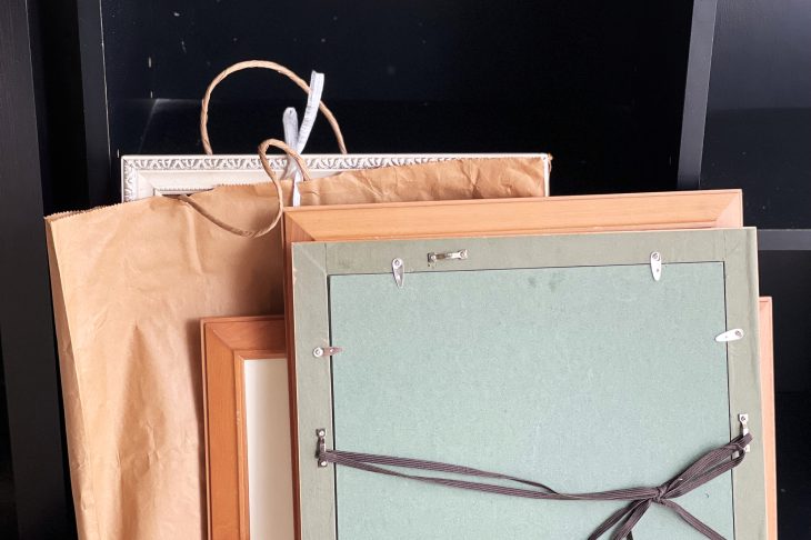 壁に立てかけられた複数の額