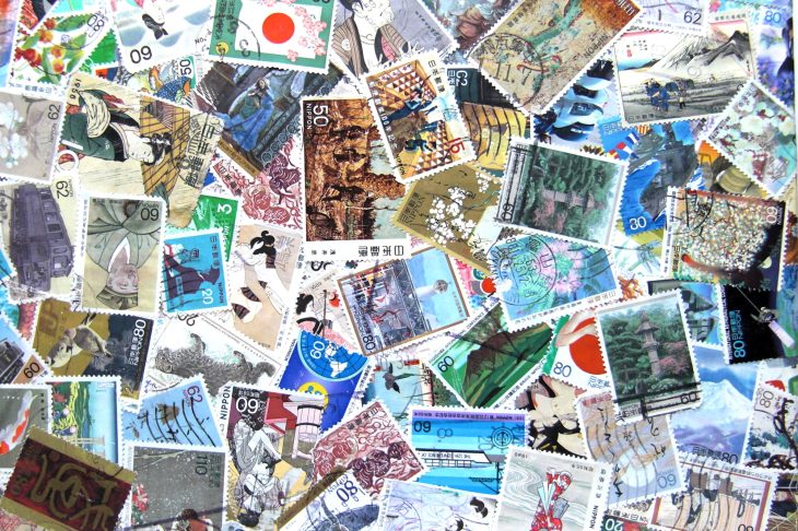 敷き詰められた切手
