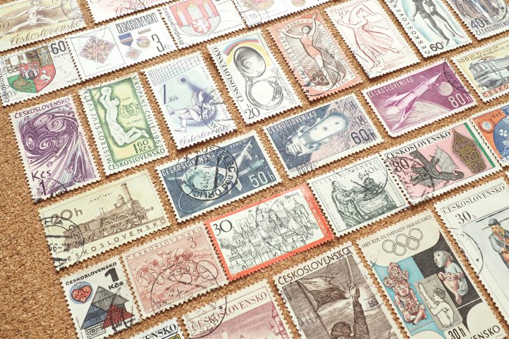 コルクシートの上に並べられた外国の古い切手