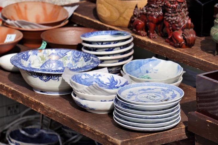 重ねて置いてある皿