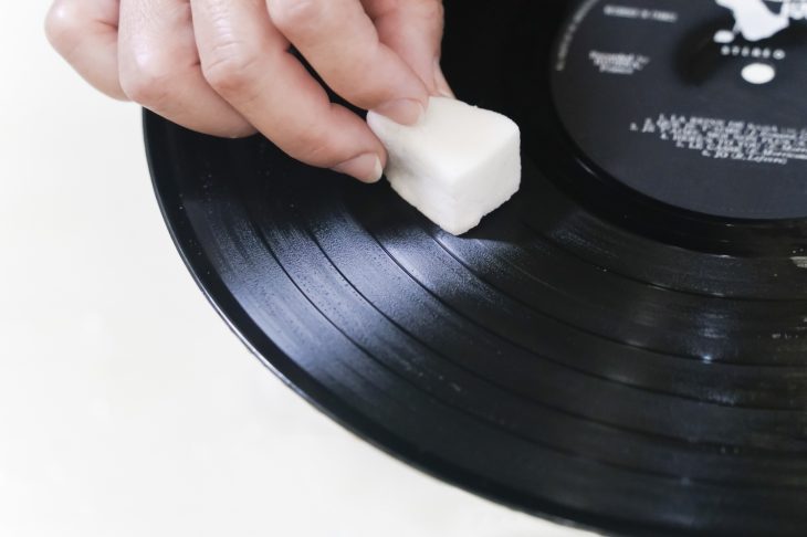 レコードの表面にスポンジを当てている様子