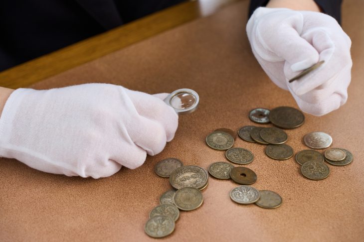硬貨を鑑定している人の手元