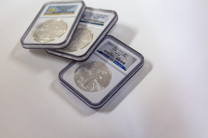 コインケースに収められた銀貨