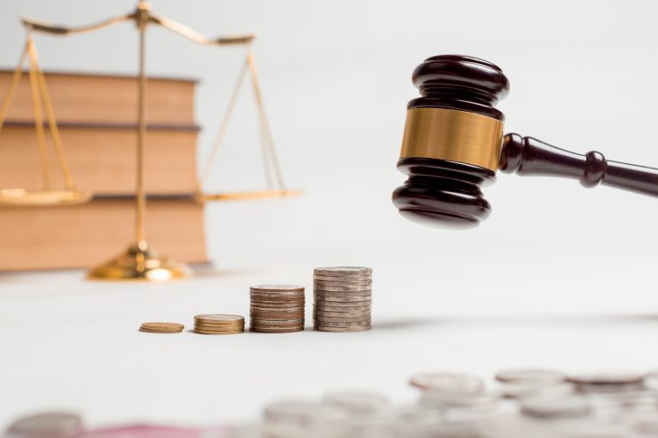 硬貨と小槌、天秤