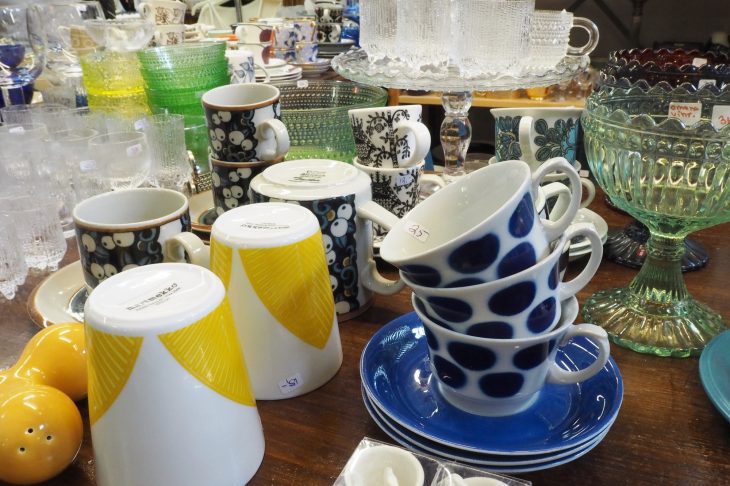 並んでいる多種多様なカップやグラス、ソーサー