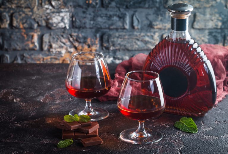 コニャックとはどのようなブランデー？認定される条件や等級を解説