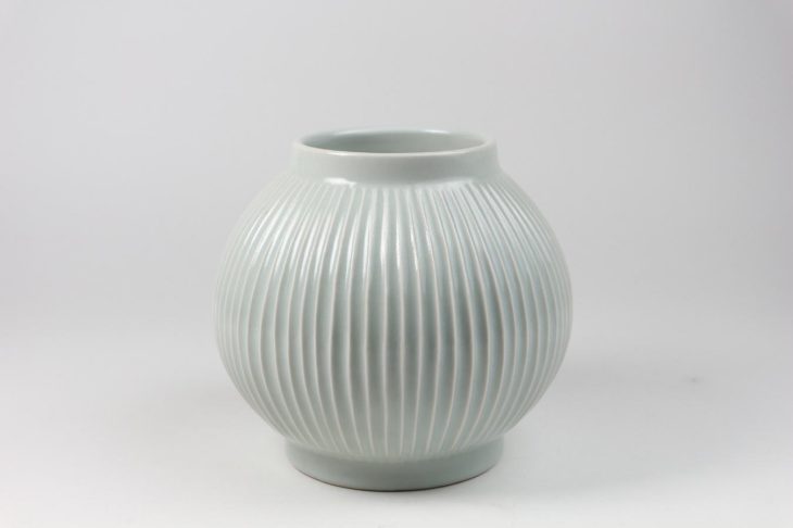 淡い青緑色の陶磁器の壺