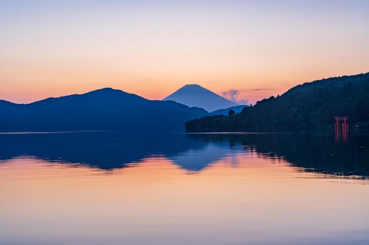 湖面に映る夕暮れ時の富士山