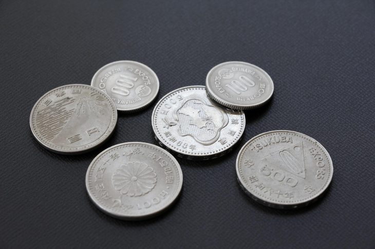 沖縄国際海洋博覧会記念メダルのひとつ、100円白銅貨2枚とその他の記念硬貨4枚