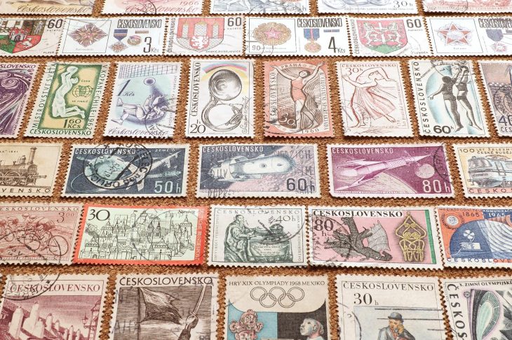 世界中の使用済み切手が多数並んでいる写真