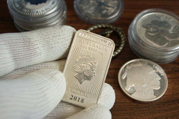 オーストラリアの硬貨や銀地金型シルバーバーを扱う様子