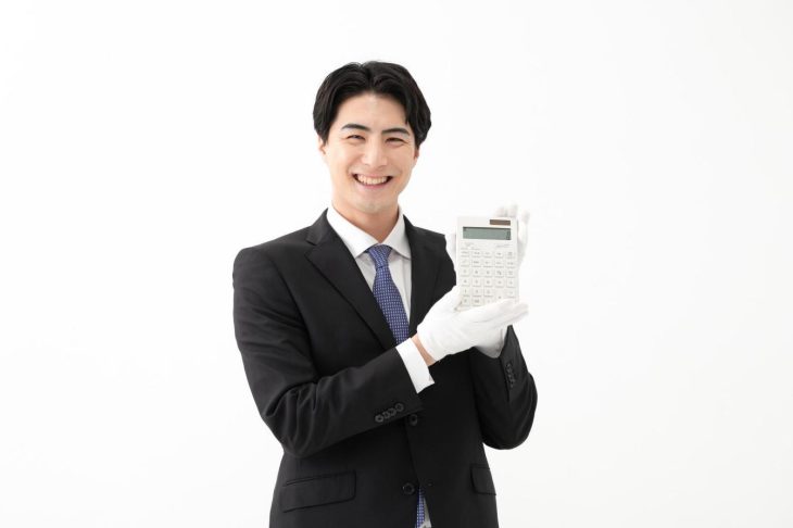 電卓を手にした鑑定士