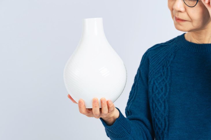 ホワイトの壺を持っている人