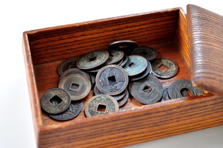木箱に収納されている昔のお金