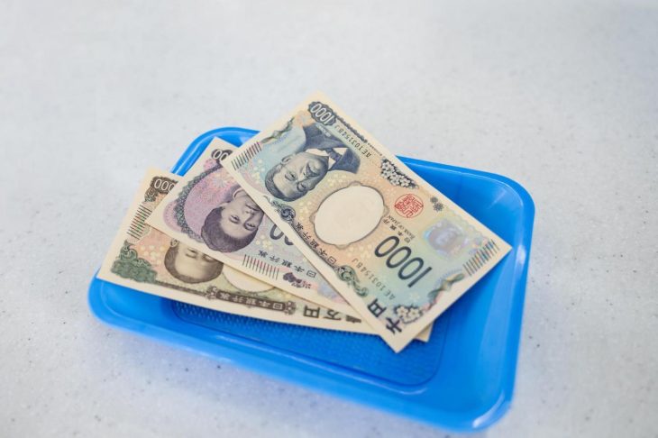 トレーの上の現金