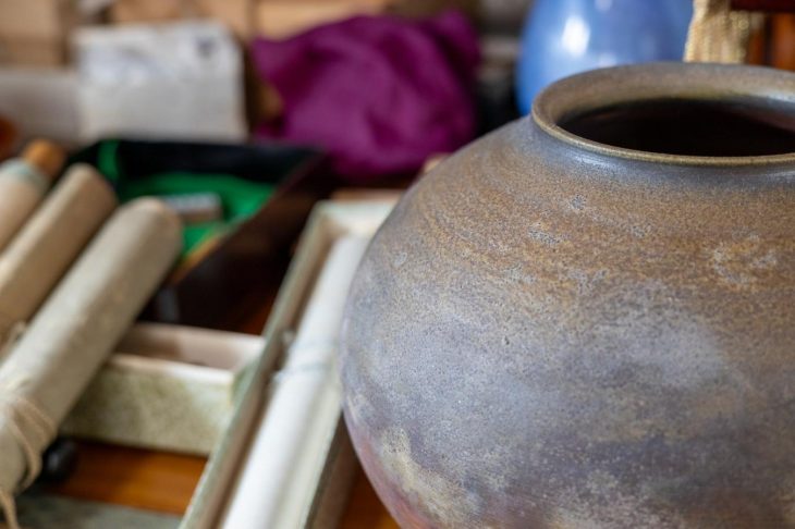 壺や掛軸などの骨董品類