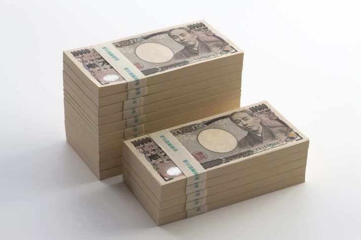 束になった一万円札