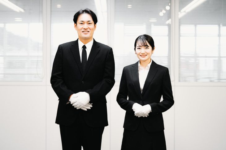 並んで立つ男女の鑑定士