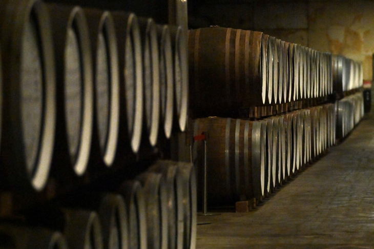 蒸留所に並んだ樽