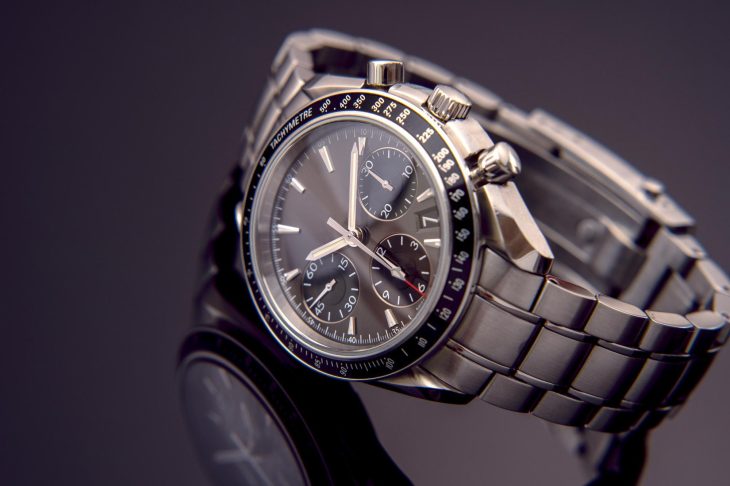 横向きに置かれた腕時計