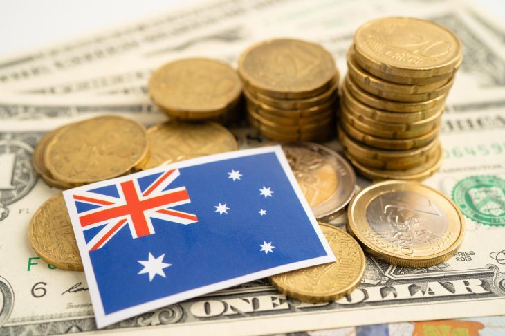 オーストラリア国旗と積み上げたコイン