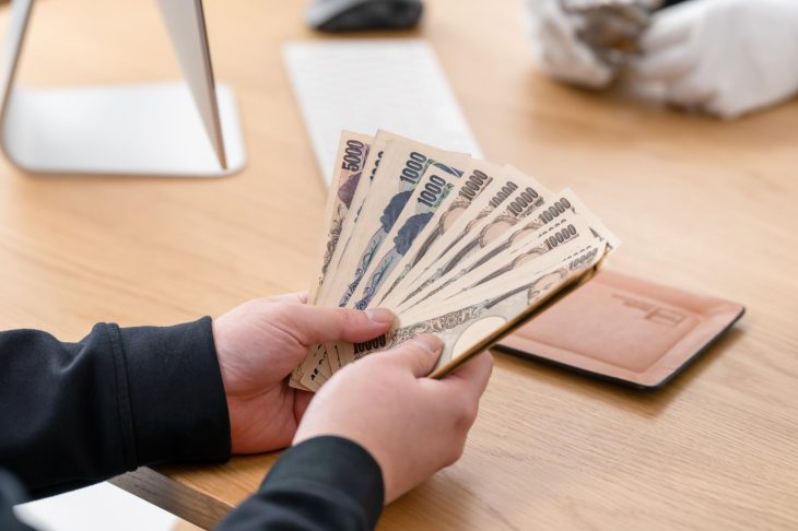 紙幣を広げている様子