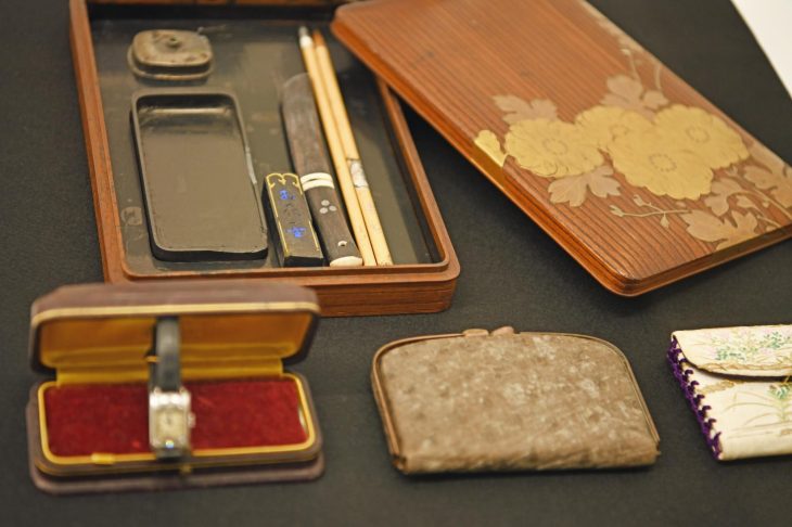 アンティークな硯箱や時計、財布などの小物