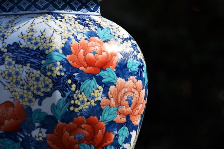 鮮やかな上絵付けが施された日本の壺