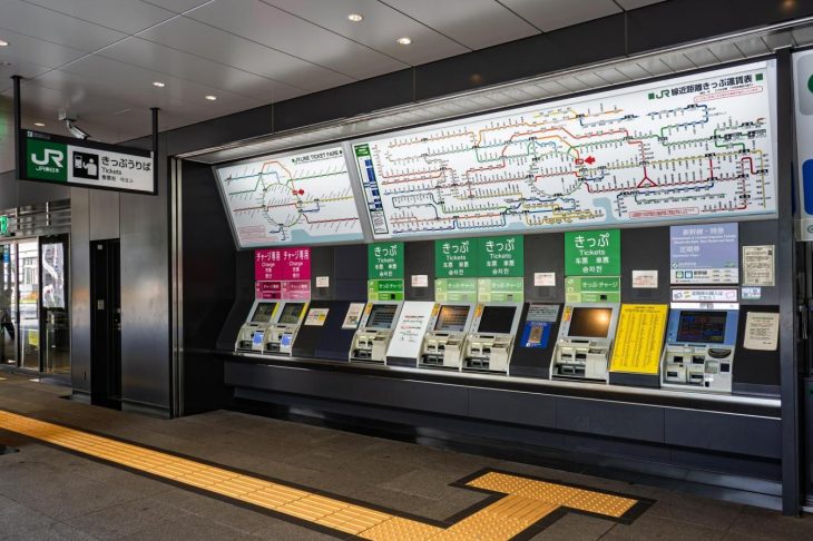 JR東日本の自動券売機と路線図