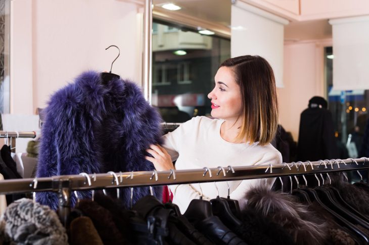 毛皮を選ぶ女性