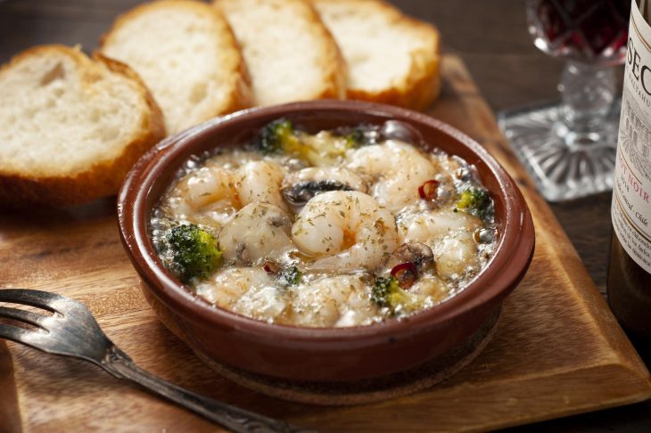 トレイに乗せたアヒージョとパン