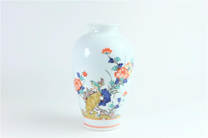 花鳥文の色絵が施された白磁の壺