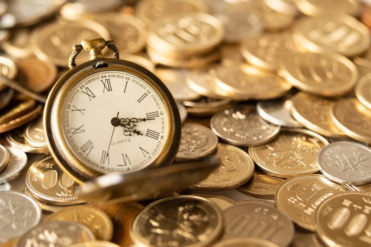 硬貨に囲まれた懐中時計