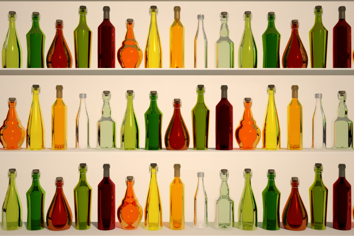 棚に並べられたさまざまなボトル