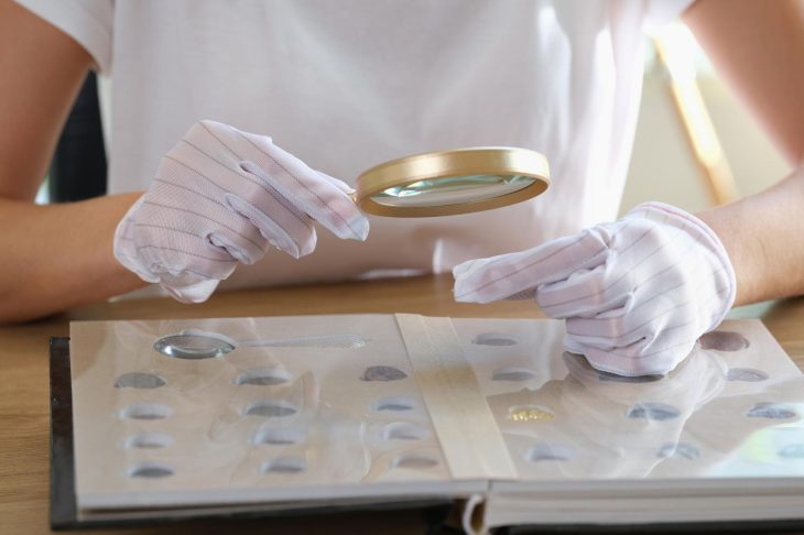 ルーペでコインを鑑定する人