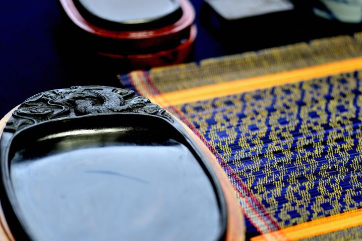 竜の彫刻が入った高級な硯