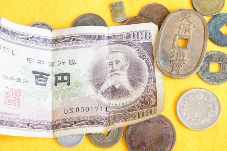 100円紙幣と多種多様な硬貨