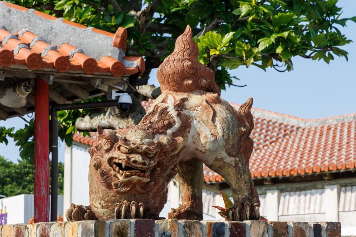 沖縄の建物の前に置かれているシーサーの写真