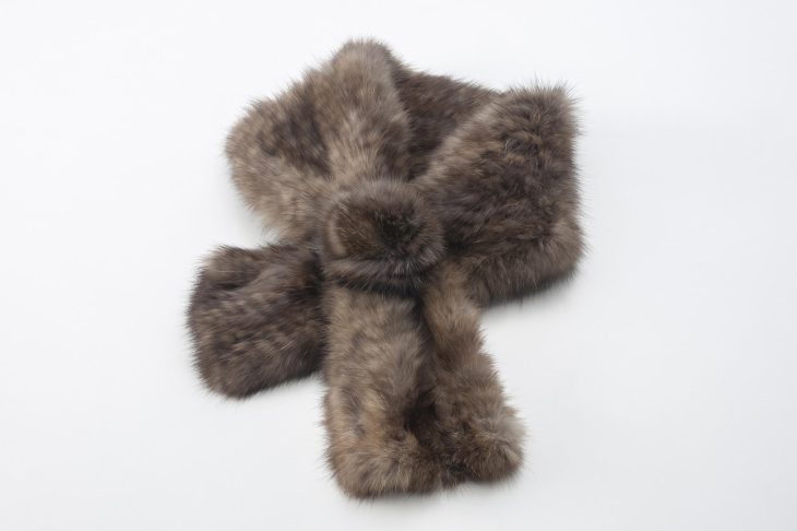 茶色い毛皮のショール