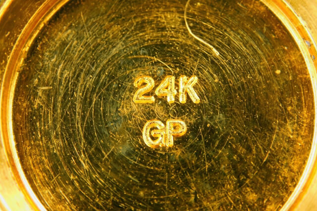 「24KGP」の刻印がある金メッキ製の金杯の底面