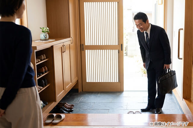 無料出張買取サービスの様子（玄関先での査定）