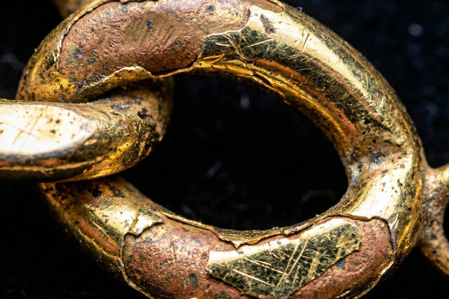 金メッキが剥がれて下地の金属が見えているアクセサリーの拡大写真