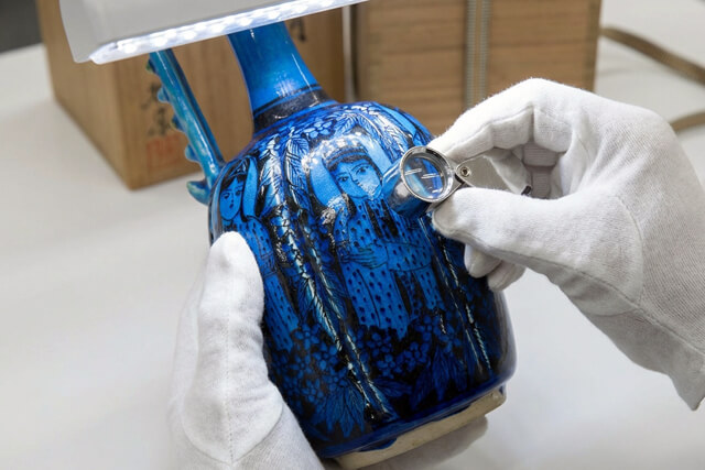 加藤卓男氏の作品における偽物対策：プロの査定士による真贋鑑定の様子