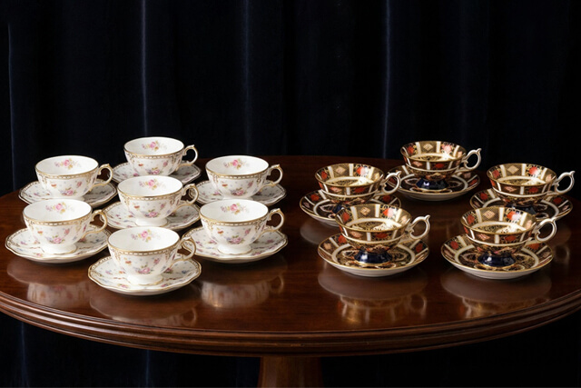 ロイヤルクラウンダービーを代表する「ロイヤルアントワネット」と「オールドイマリ」のティーセット